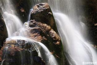 望庐山瀑布视频朗诵,朗诵视频中的自然奇观